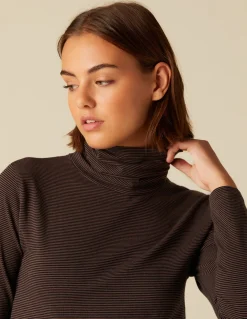 Fashion CAMISETA SOLIDARIA CUELLO VUELTO RAYA MARRÓN Camisetas